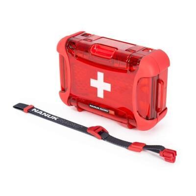 Pieni, kovakuorinen suojalaukku NANUK Nano 330 First Aid ensiapukäyttöön, väri punainen valkoisella ensiapuristillä