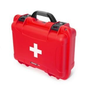 Puneinen NANUK 920 First Aid -kovakuorinen ensiapulaukku valkoisella ensiapuristillä